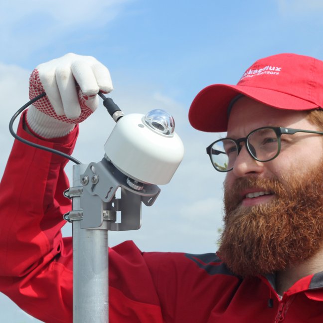 Plane of Array (POA) installation: a tilt sensor is included with SR30 pyranometer for remote checks of instrument condition or to monitor PV systems with solar trackers