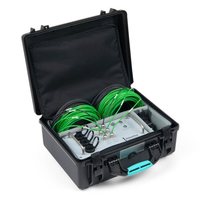 Building thermal resistance measuring system with two measurement locations